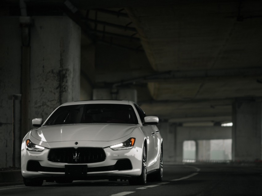 Maserati Ghibli Maserati White Front View Movement Background